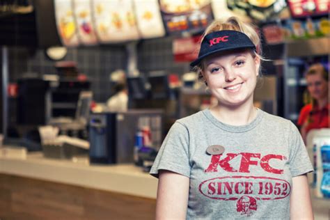 Ile zarabia nieletni w KFC?